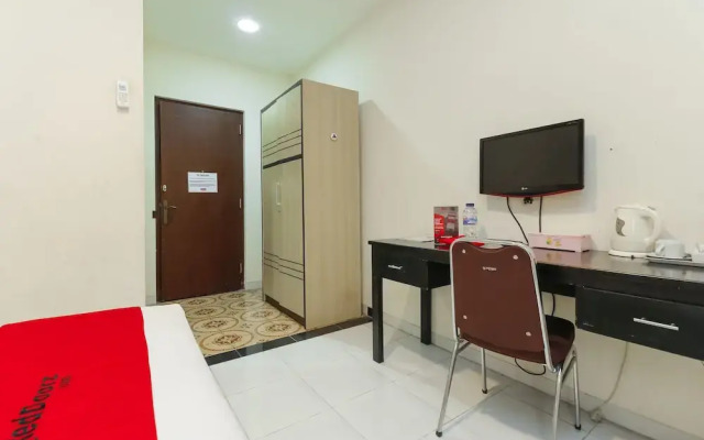 RedDoorz near Universitas Sebelas Maret