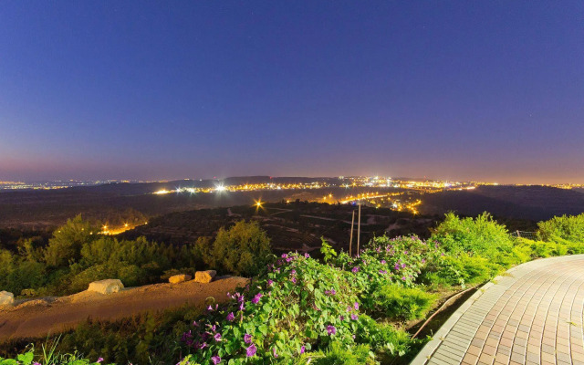 Shoresh Green Hills Family Suites Hotel