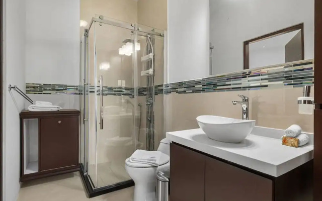 Modern Spacious 4br3ba w Pool Close to Beach