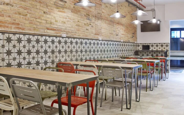 Hola Hostal Collblanc - Hostel