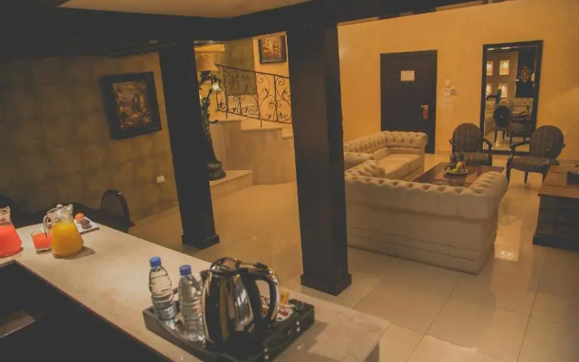 Queen's Suite Hotel