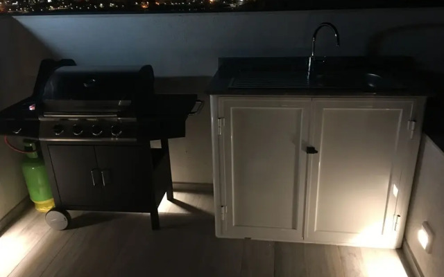 Seafront Penthouse Triplex- Roof Terrace & Hot Tub