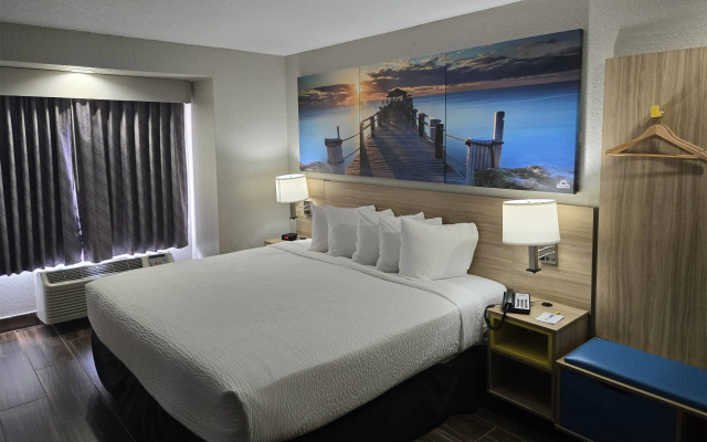Days Inn & Suites by Wyndham Tampa/Raymond James Stadium