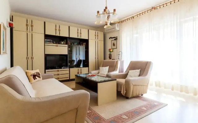 Spacious Holiday Home near Sea