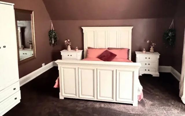 Boutique Apartment - Sleeps 6 & Free Parking