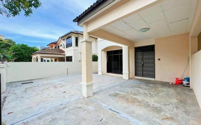 Batu Feringghi Comfort Semi D Near Beach 13Pax