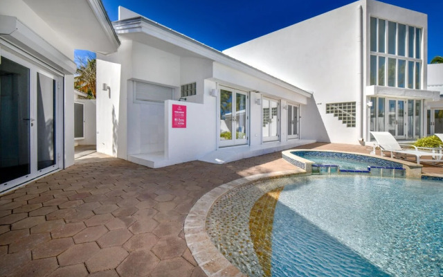 Ocean Front 7-bedroom 7-bath Sunset Views Malmok!