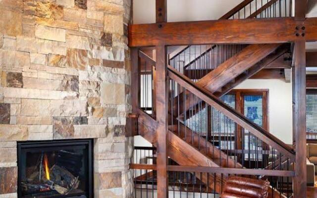 Cawha Outlook Chalet by RedAwning