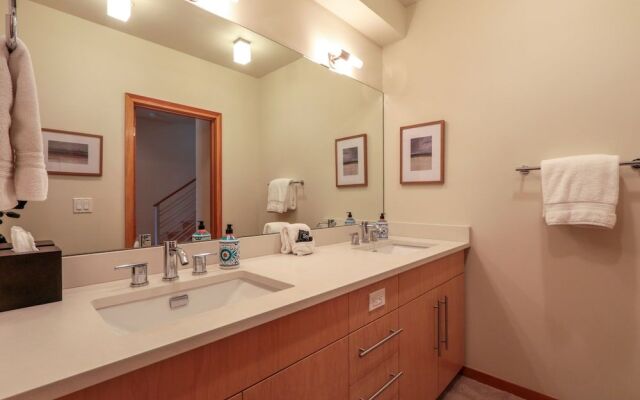 FOUR Condo with Columbia River Gorge View and Hot Tub by RedAwning