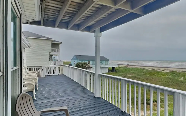Whispering Sands Beachfront by Ryson Vacation Rentals