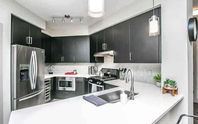 Rooftop Pool-Close 2 Shops-Dining-C4419