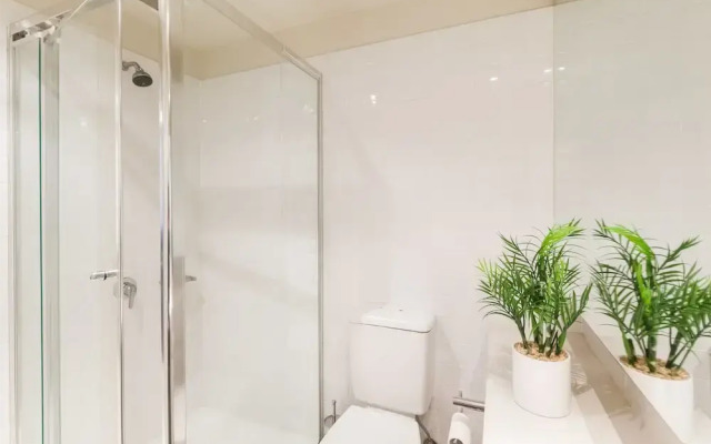 WESLEY, 2BDR Carlton Apartment