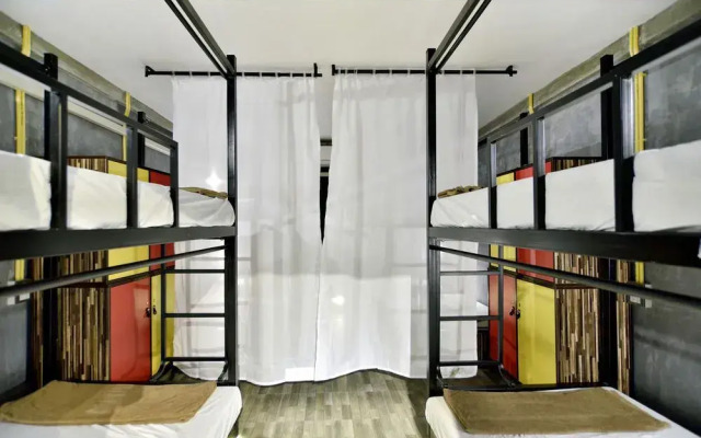 M Gray Hostel & Cafe