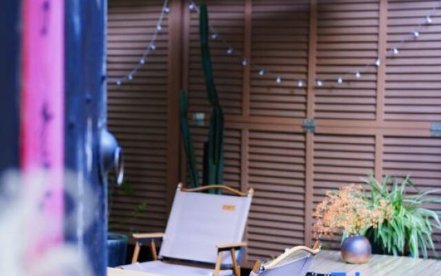 Mrs＇ X Coffee Hotel