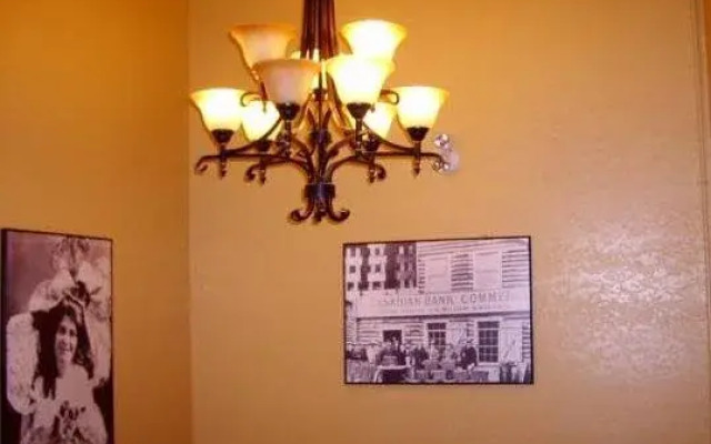 Town and Mountain Hotel