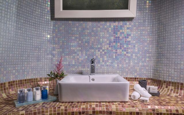 White Santorini Suites & Spa