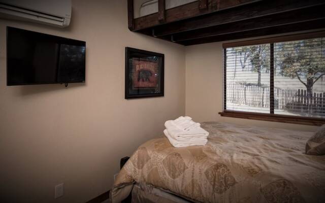 Lucky Bear Lodge by Vtrips