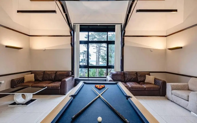 Delightful Holiday Home With sea Views and Hot Tub