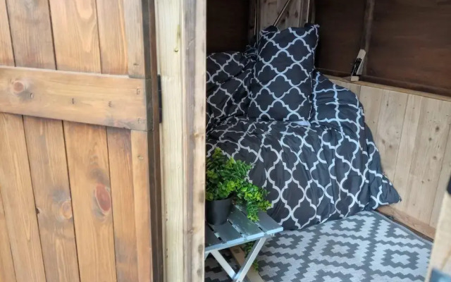 Llandovery - Cabin - Sleeps 2 - Parking - Garden