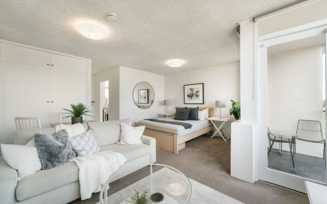 Bright And Sunny Studio Apartment