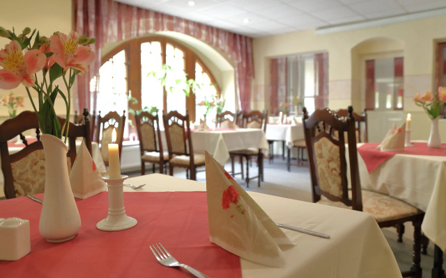 Pension Gasthof und Hotel Roter Hirsch