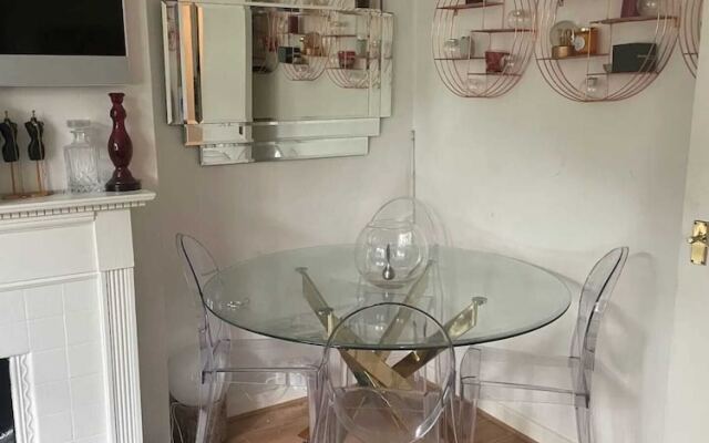 Cosy & Chic 1BD Flat - 6 Minutes to Notting Hill!
