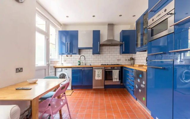 Eclectic 2 Bedroom Victorian era Apartment in Oval