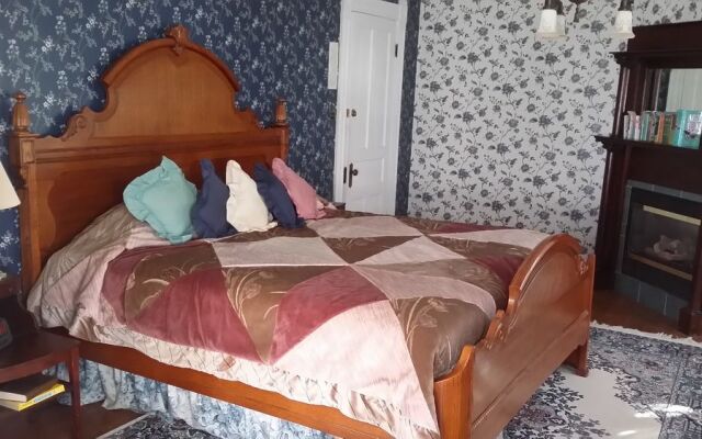 Chestnut Charm Bed & Breakfast