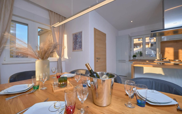 M Entire floor in a spacious house with pool