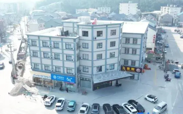 Xizhou Carnival Business Hotel