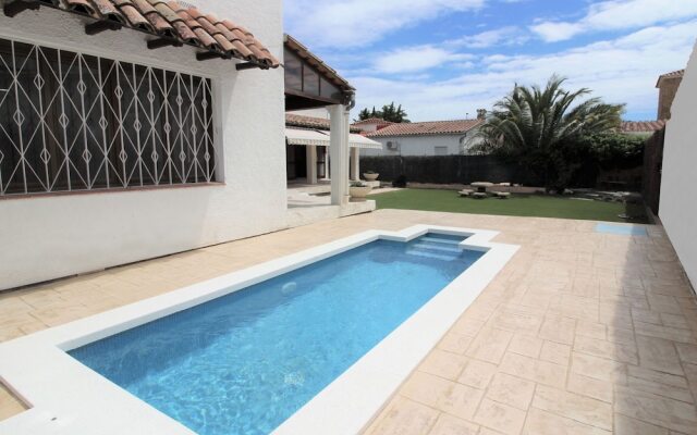 Alluring Holiday Home in Empuriabrava With Pool