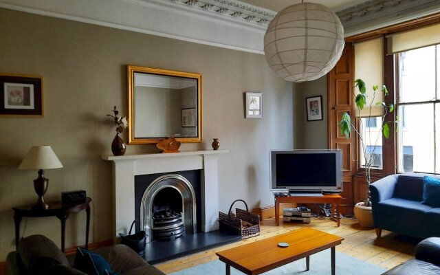 297 Charming Spacious 2 Bedroom Apartment in the Centre of Edinburgh s Old Town