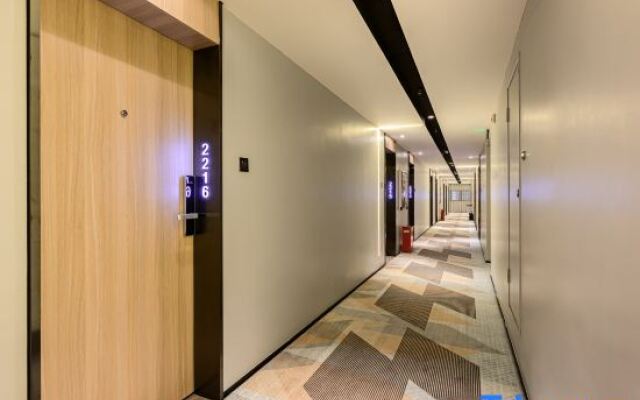 Islands Hotel S (Chengdu Panda Base Longtansi Subway Station)
