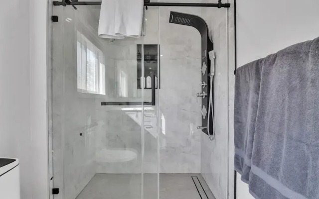 High-ceiling Home Relaxing Patio in Waterloo