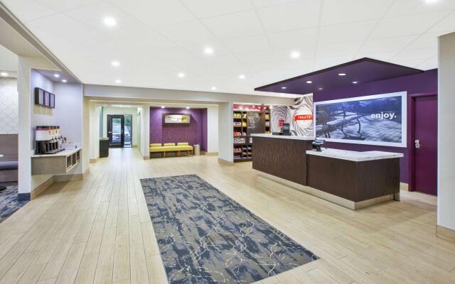 Hampton Inn & Suites Oakwood Village-Cleveland