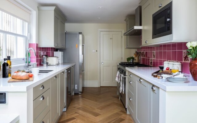 5BR Family Home in Leafy SW London