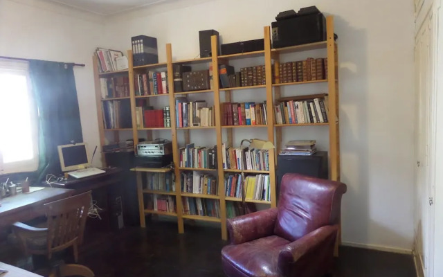 Departamento-casa muy amplio y céntrico.