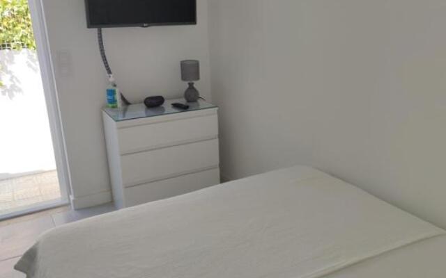 Moradia Geminada V0 - Localização Central - Casa Inteira