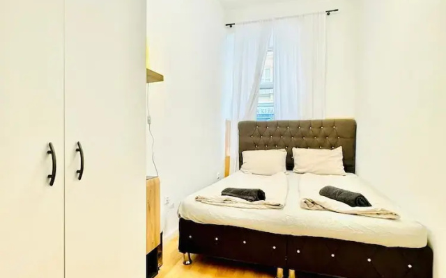 Urban 10BR Retreat Near Rathausplatz
