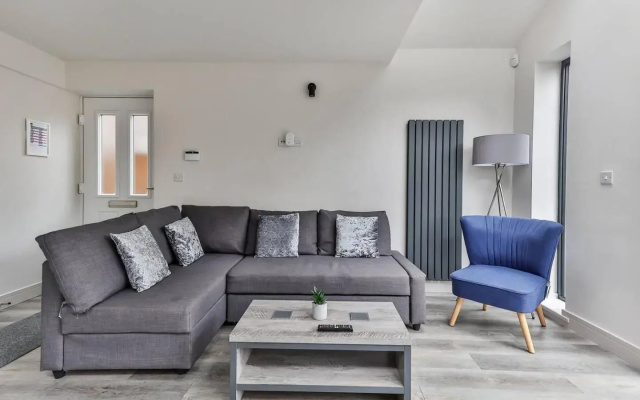 Large, Modern Apartment with En-suites, Wifi, Parking