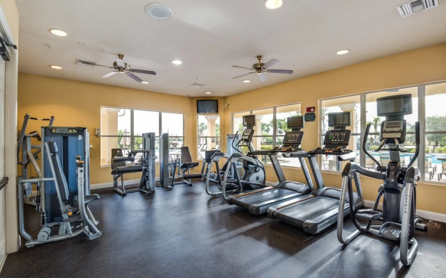 Altavista Lakeview 3 Bedroom Condo by RedAwning