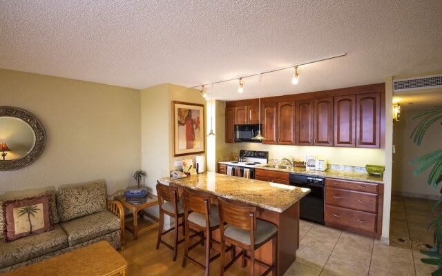 Kaanapali Shores Studio 642 Studio Bedroom Condo by RedAwning
