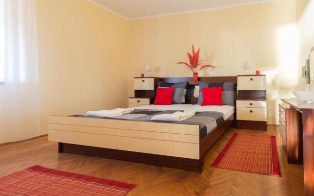 House Jasmin large garden, near Nin