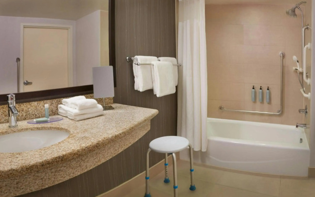 Courtyard by Marriott Kingston Highway 401/Division Street