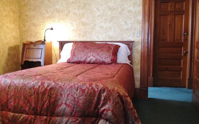 Historic Hutchinson House B&B