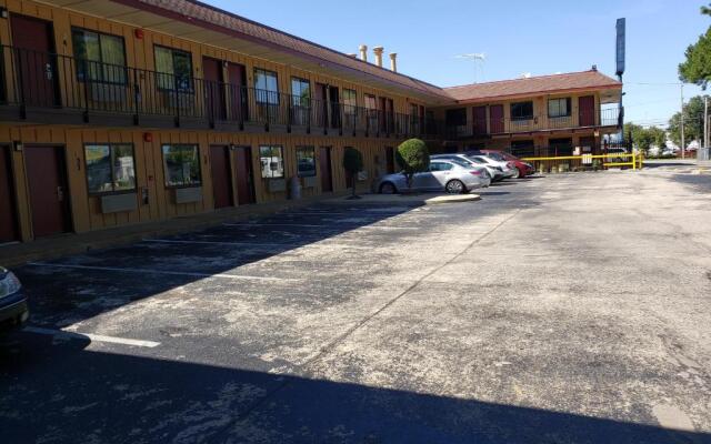 Super 7 Inn
