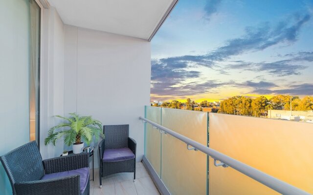 Near Airport & Train Station Stylish Two-Story Apartment