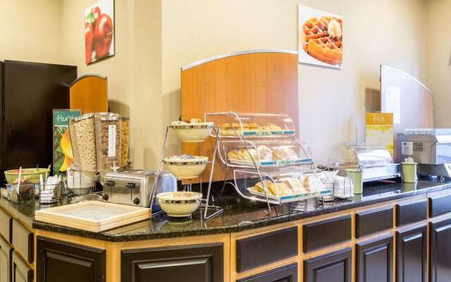 Quality Inn & Suites Oakwood Village - Cleveland South