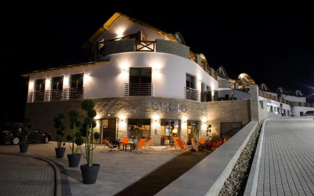 Molo Resort Hotel