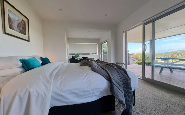 Fabulous Milford 1BR With Views & SkyTV